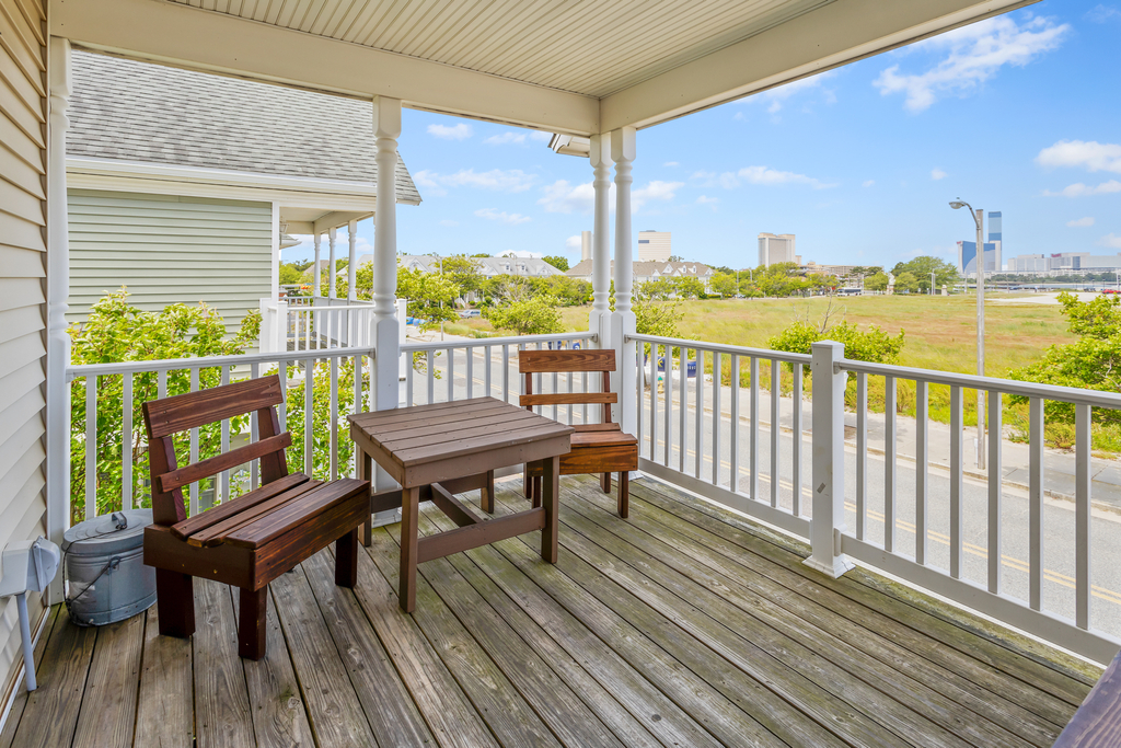❤️Experience unforgettable views both day and night from the 2nd floor DECK! The deck is Large with stunning views any time of day or night! Wind down with a glass of wine and enjoy the great Ocean, Water, and City views at The Lucky Beach House! WOW!