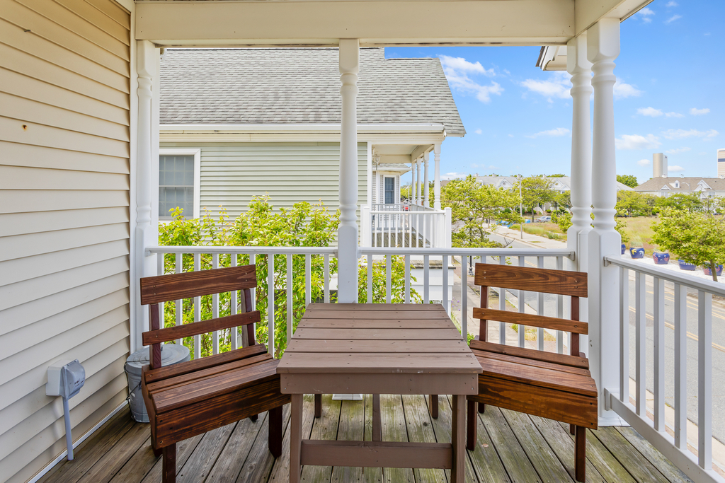 ❤️Experience unforgettable views both day and night from the 2nd floor DECK! The deck is Large with stunning views any time of day or night! Wind down with a glass of wine and enjoy the great Ocean, Water, and City views at The Lucky Beach House! WOW!