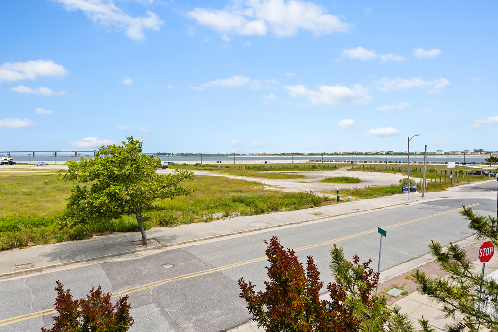 ❤️Experience unforgettable views both day and night from the 2nd floor DECK! The deck is Large with stunning views any time of day or night! Wind down with a glass of wine and enjoy the great Ocean, Water, and City views at The Lucky Beach House! WOW!