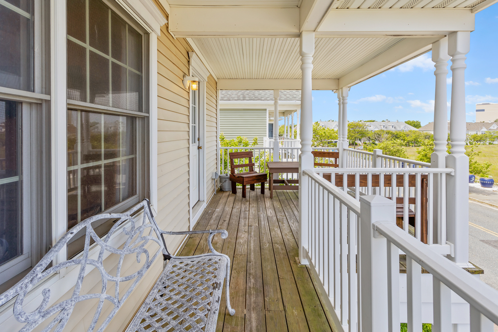 ❤️Experience unforgettable views both day and night from the 2nd floor DECK! The deck is Large with stunning views any time of day or night! Wind down with a glass of wine and enjoy the great Ocean, Water, and City views at The Lucky Beach House! WOW!