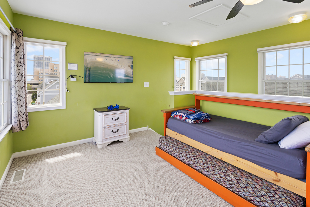 ❤️You will feel like royalty in your THIRD FLOOR loft! Not too many homes have three stories but the Lucky Beach House does!! The bird eye views from this location of the ocean and inlet are incredible, you will not forget it!