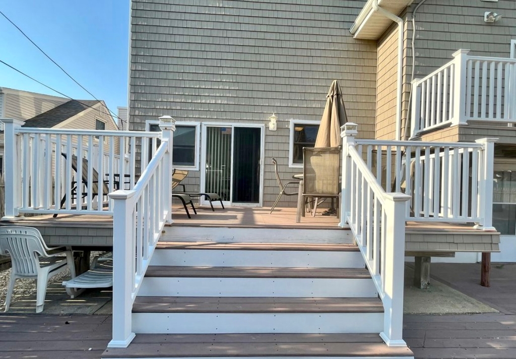 deck off kitchen to yard