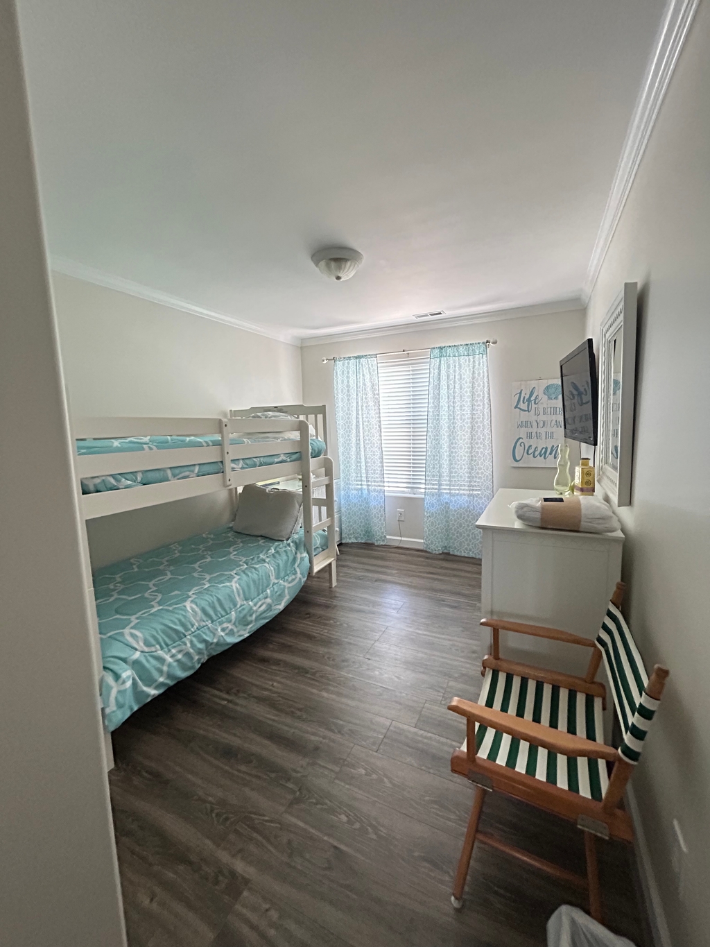 Twin bunk bed