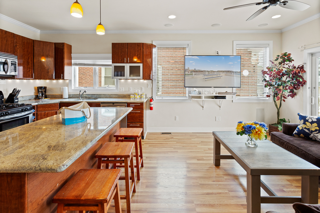 ❤️ Experience for yourself our Wonderful Kitchen with granite countertops and beautiful lighting! Take advantage of the HUGE kitchen island for your tasty treats and drinks! The kitchen is Stocked with plates, cups, and utensils!