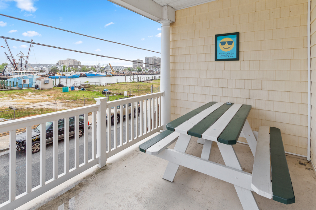 ❤️ Amazing Deck right outside of the Living Room. Plenty of seating and nice views to enjoy! 