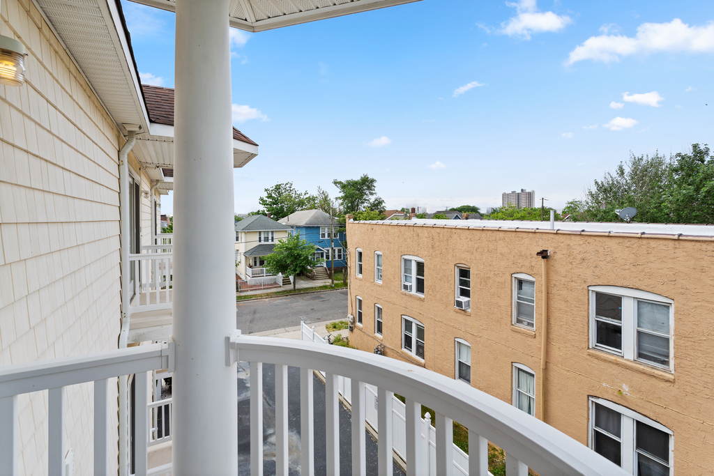❤️ Enjoy the very nice deck outside the second Master Bedroom!