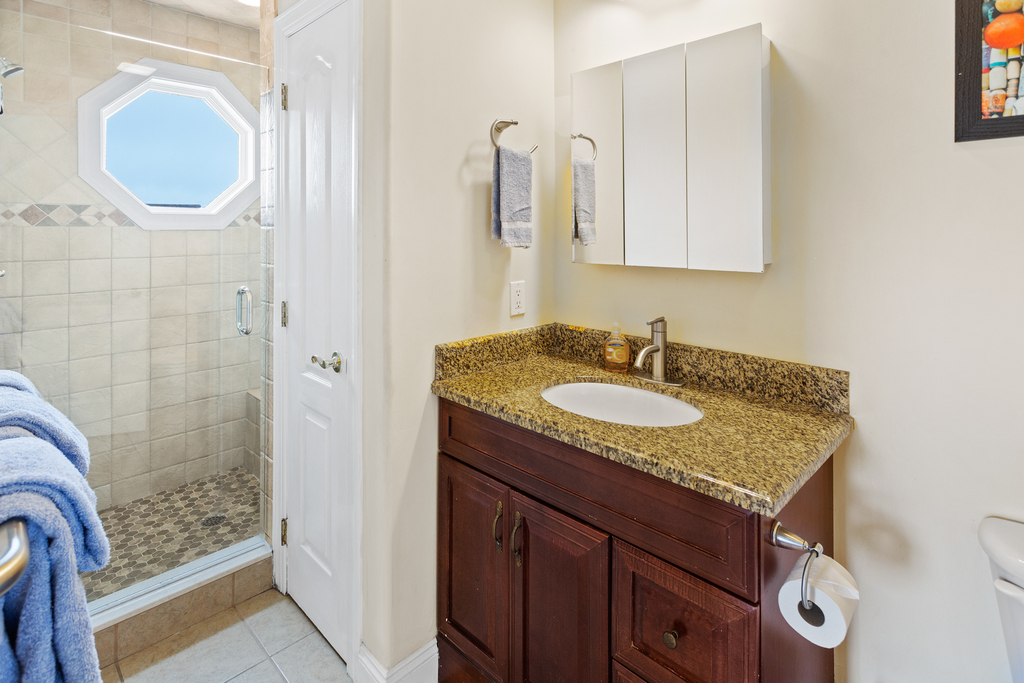 ❤️ Enjoy for yourself an Incredible master bathroom, we not only have one but TWO Master Bathrooms for you to use. This is a Luxury En-Suite with a LARGE walk-in-shower! All towels are fresh and clean and provided by us!