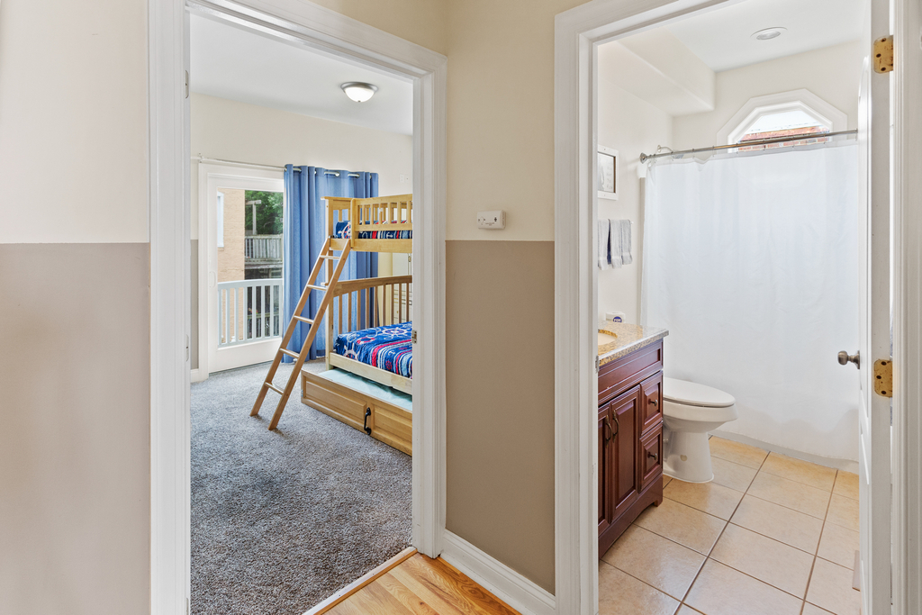 ❤️ Many reviews note how much they LOVE having three Full Bathrooms! Yes the Top End Townhome has a 3rd full bathroom for you and your guests to use. Its is decorated with fun Beach themed decorations. All towels are fresh and clean and provided!