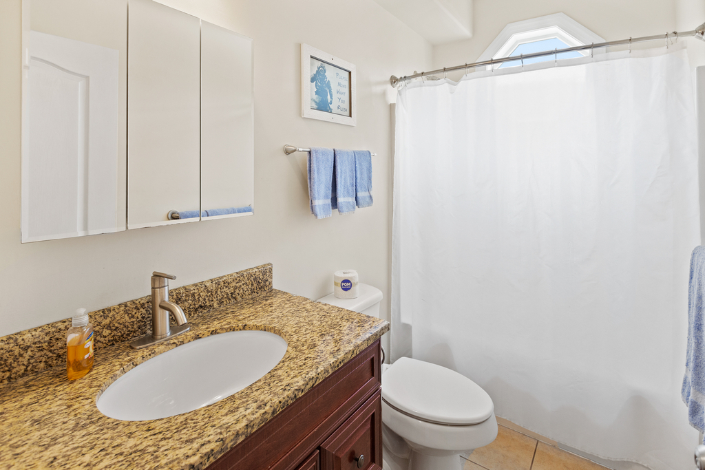 ❤️ Many reviews note how much they LOVE having three Full Bathrooms! Yes the Top End Townhome has a 3rd full bathroom for you and your guests to use. Its is decorated with fun Beach themed decorations. All towels are fresh and clean and provided!
