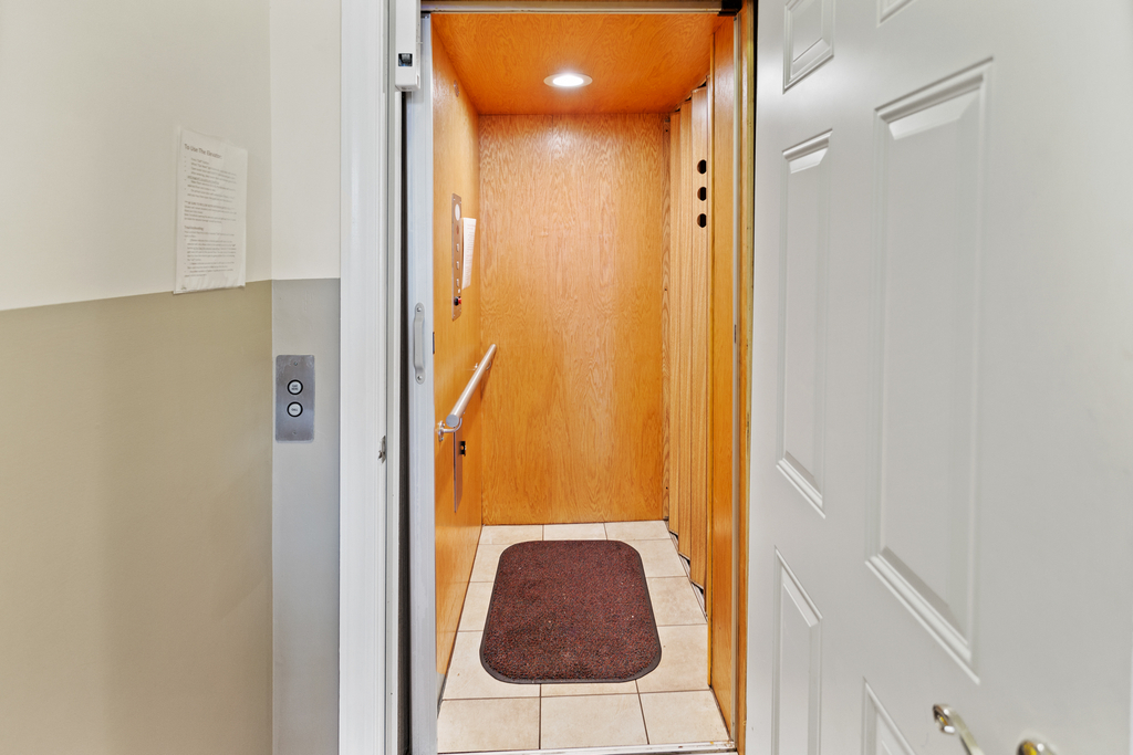 ❤️ The Top End Townhome is one of the only properties that has an ELEVATOR! It helps those with difficulty with stairs and its convenient for loading luggage or groceries. It starts at the garage and goes up to the top floor (but not the roof deck).