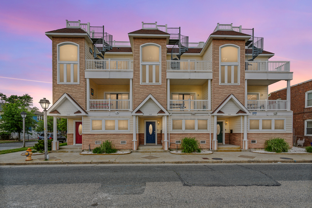 ❤️ Enjoy the Beautiful Exterior and immaculately clean landscaping of the Top End Townhome! Notice the Spiral Stair Cases that lead to the Rooftop Deck! No other property in the area has an experience like the Rooftop Deck at the Top End Townhomes!