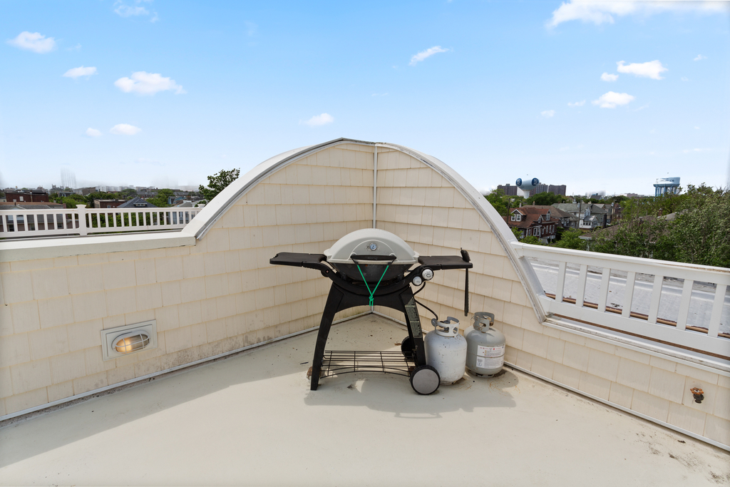 ❤️ Enjoy a Barbeque with family &amp;amp; friends on the One-of-A-Kind Rooftop Deck! We supply propane Grill and the propane! Imagine yourself grilling on the deck with the stunning views, sounds and smells of the ocean. ONLY at the Top End Townhome!