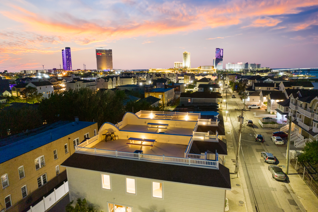 ❤️ Experience unforgettable views both day and night from the &amp;ldquo;One-of-a-Kind&amp;rdquo; ROOFTOP DECK! No other property in the area has an experience like the Rooftop Deck at the Top End Townhomes! The deck is HUGE with stunning views any time of day or night!