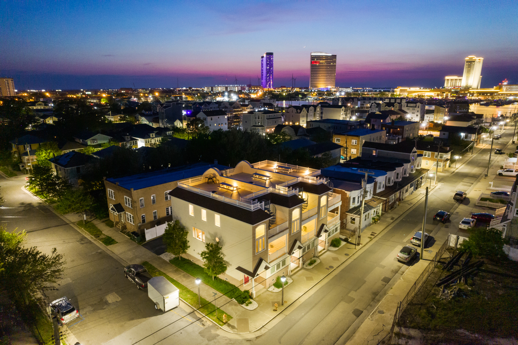 ❤️ Experience unforgettable views both day and night from the &amp;ldquo;One-of-a-Kind&amp;rdquo; ROOFTOP DECK! No other property in the area has an experience like the Rooftop Deck at the Top End Townhomes! The deck is HUGE with stunning views any time of day or night!