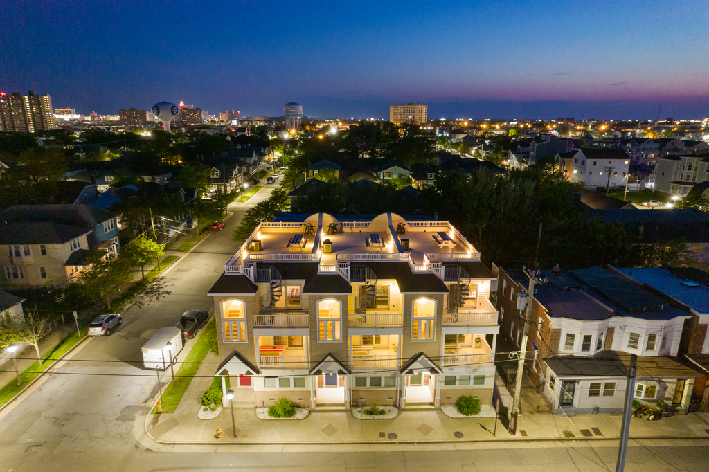 ❤️ Enjoy the Beautiful Exterior and immaculately clean landscaping of the Top End Townhome! Notice the Spiral Stair Cases that lead to the Rooftop Deck! No other property in the area has an experience like the Rooftop Deck at the Top End Townhomes!