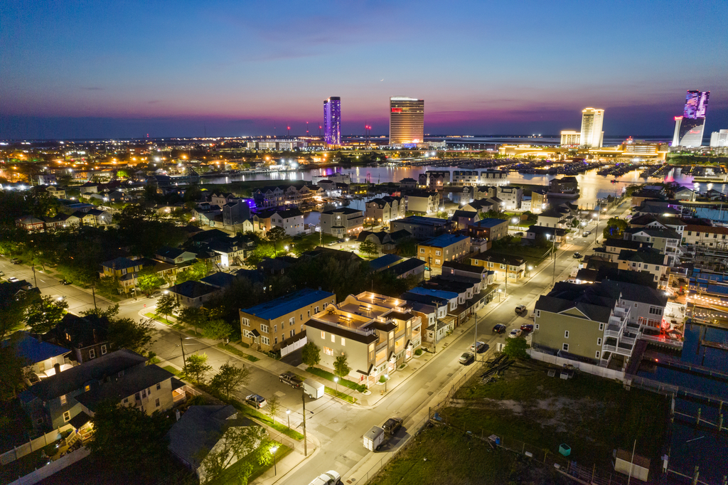❤️ Experience unforgettable views both day and night from the &amp;ldquo;One-of-a-Kind&amp;rdquo; ROOFTOP DECK! No other property in the area has an experience like the Rooftop Deck at the Top End Townhomes! The deck is HUGE with stunning views any time of day or night!