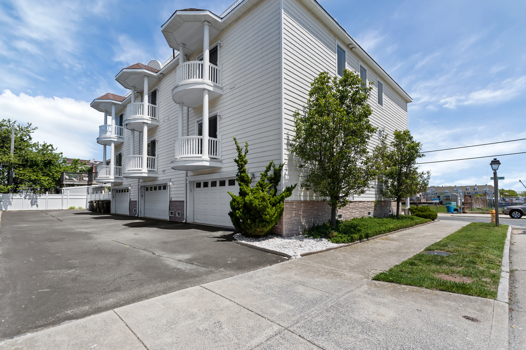 ❤️ Enjoy the Beautiful Exterior and immaculately clean landscaping of the Top End Townhome! Enjoy the security and convenience of having your own garage, the garage is very large (some have parked 4 cars inside!). Not to mention the Elevator!