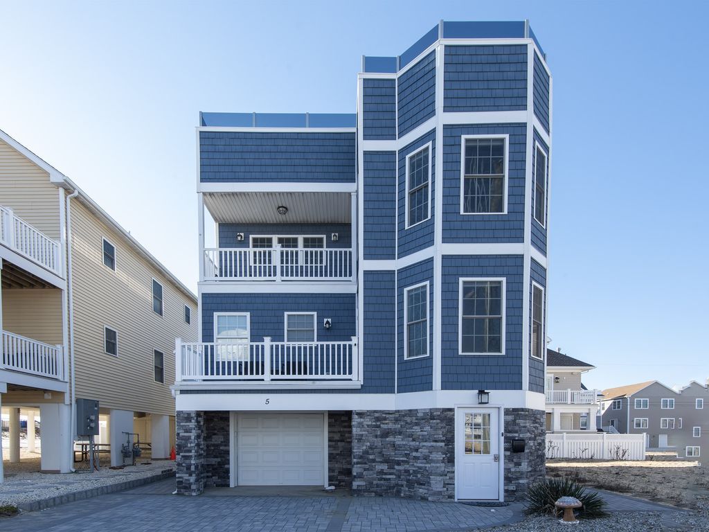 Large 4 Bedroom Home w/ Rooftop Deck & Hot Tub Ortley Beach, NJ