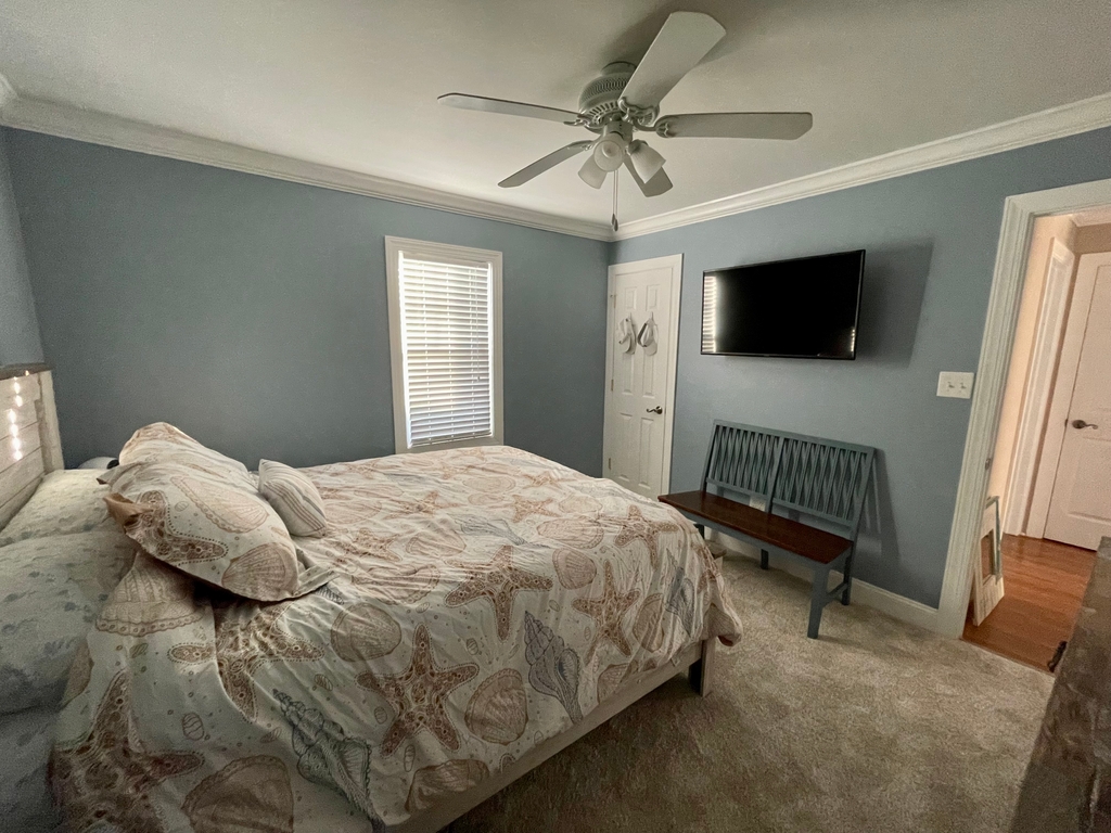 1st floor queen (new furniture/carpet)