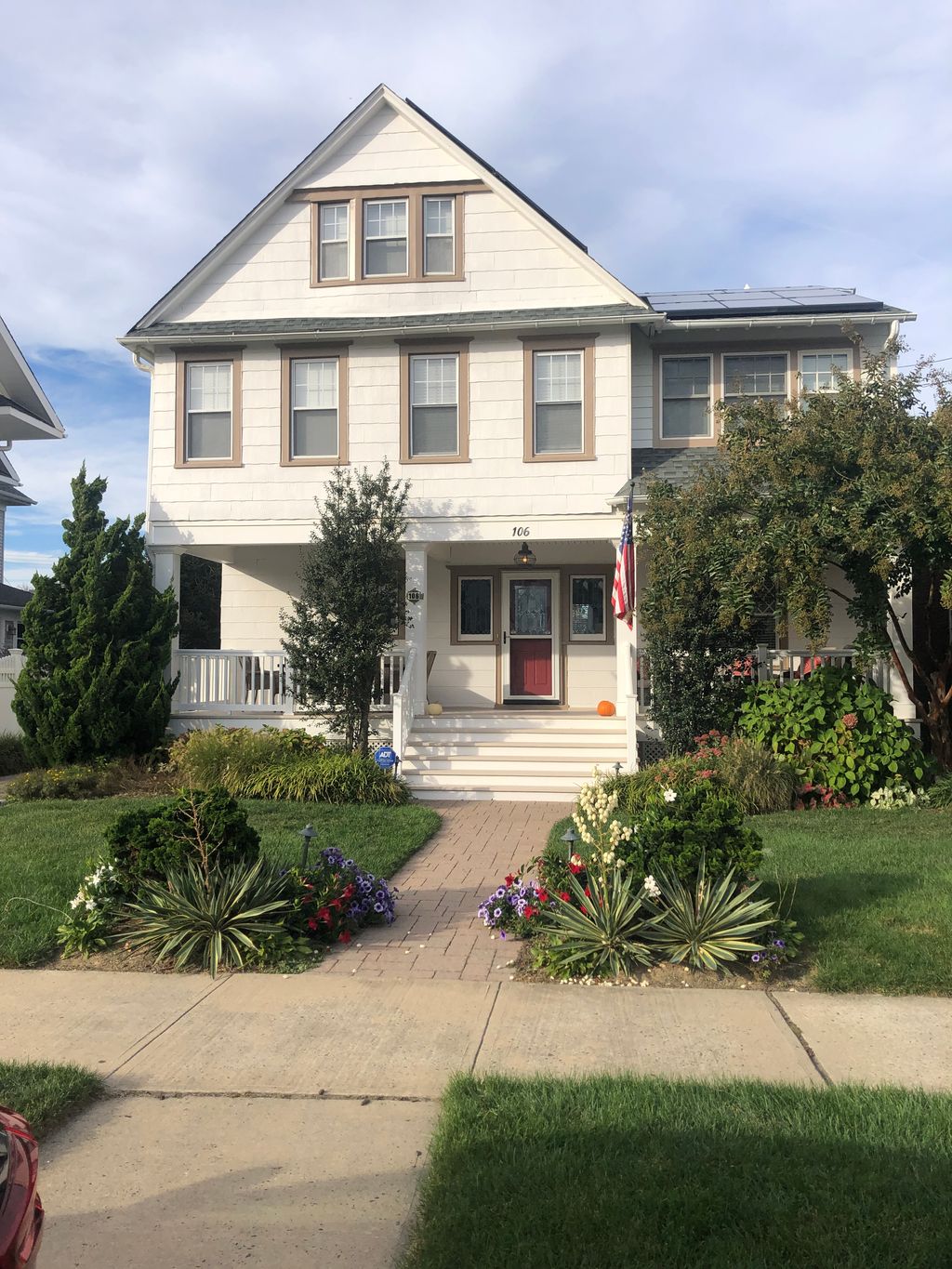 SUMMER RENTAL. BEAUTIFULLY RENOVATED HOME! 3 HOUSES FROM BEACH