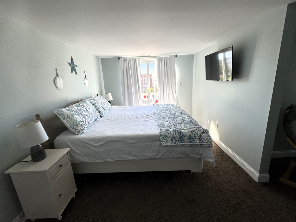 3rd Fl 4th Bedroom - 1 King