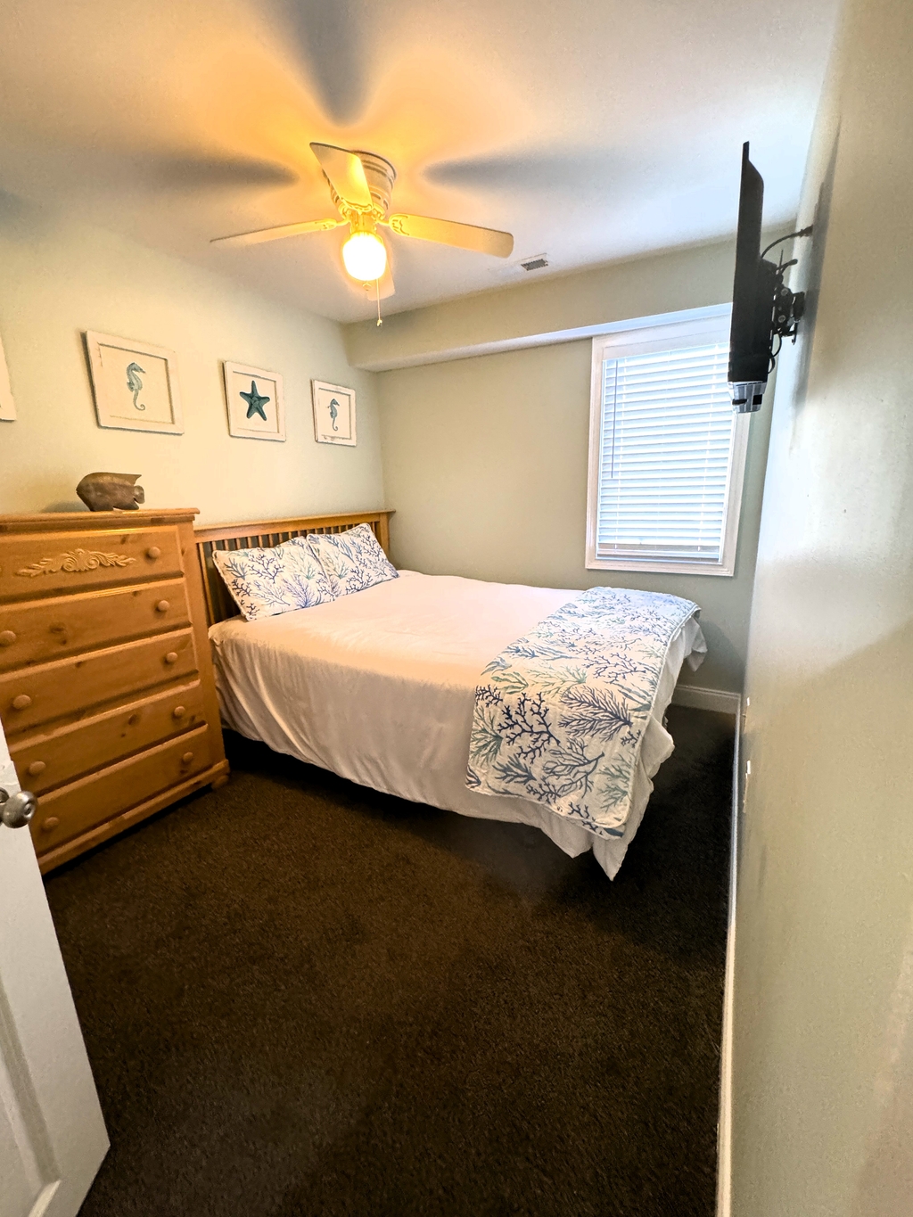1st Fl Bedroom #2 - 1 Queen