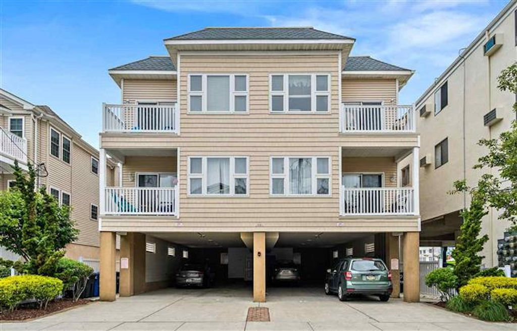 Clean Pet friendly Great location Steps to Beach Boardwalk Restaurants