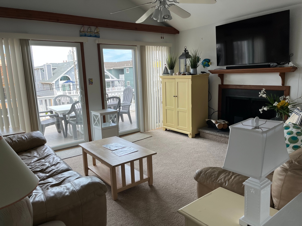 Living Room w/Smart TV