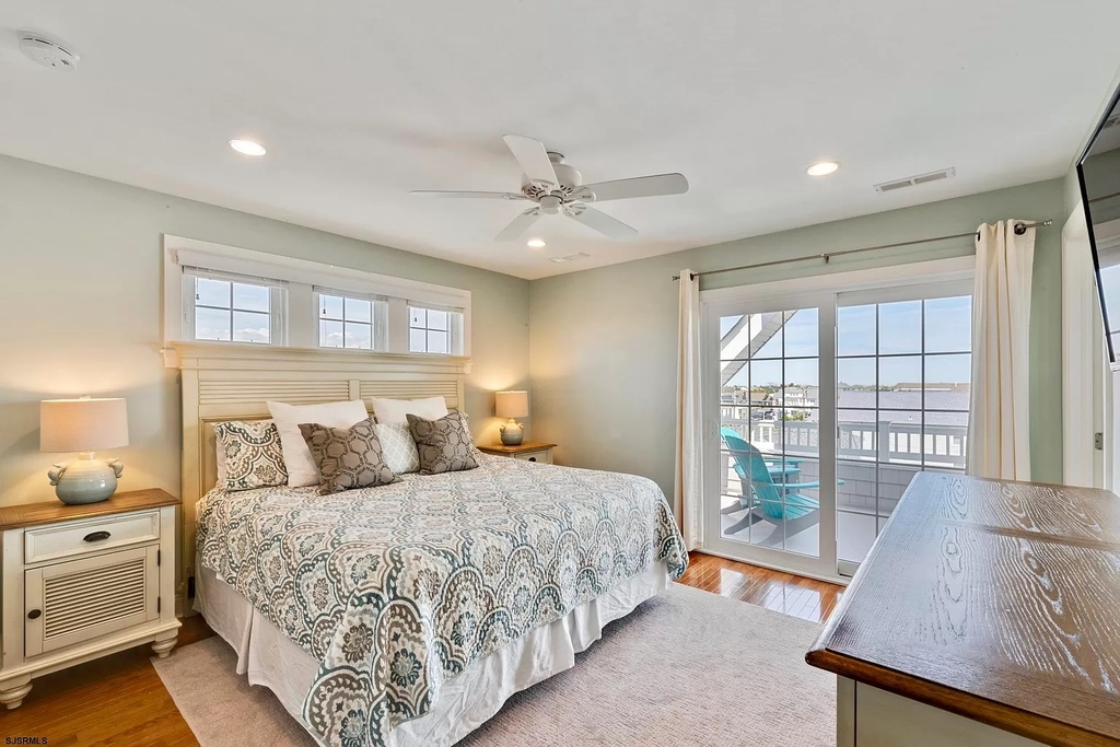 3rd floor King bed en suite with private deck #2