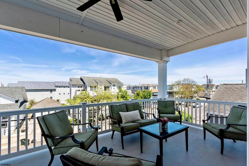 2nd floor King Bed private deck