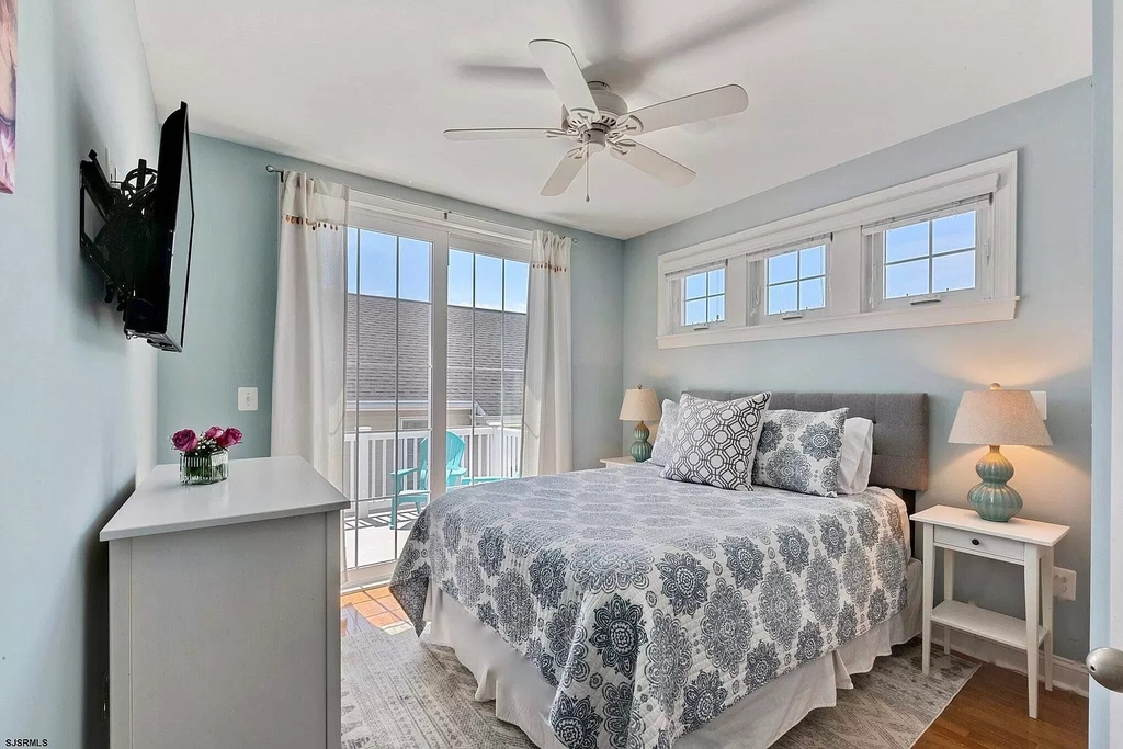 Queen bedroom with deck
