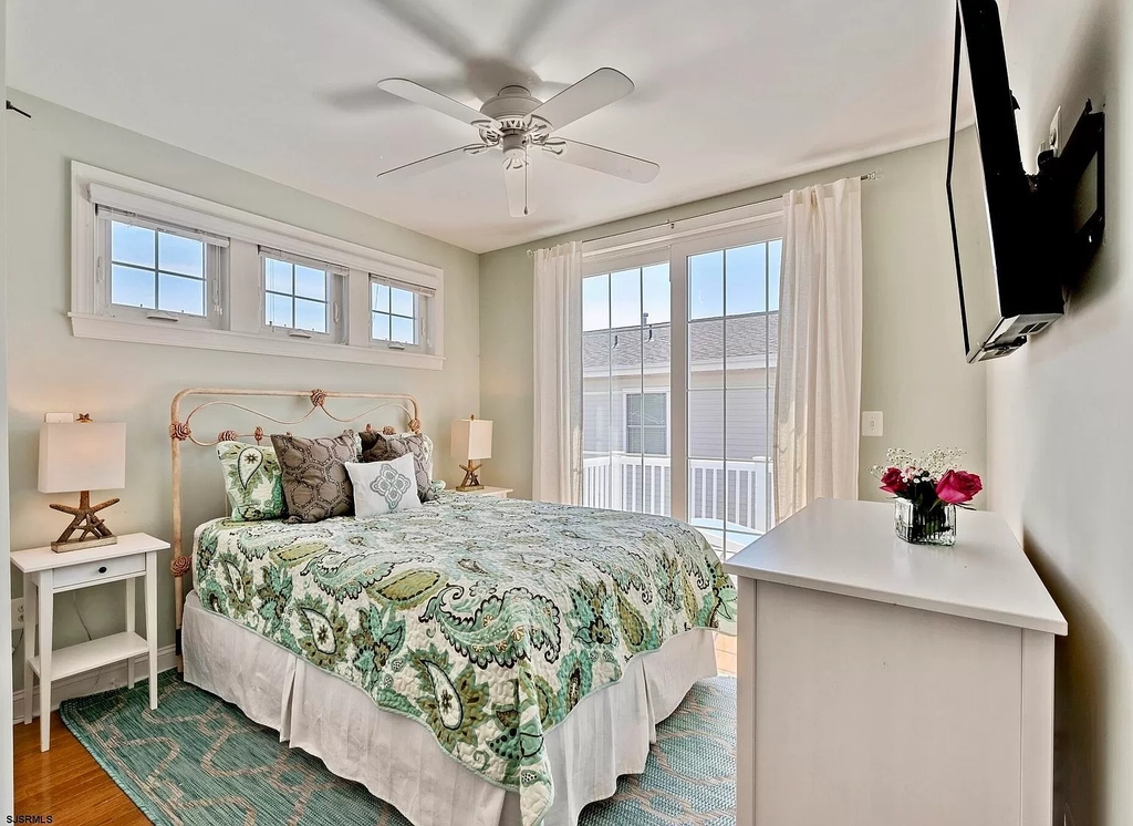 Queen bedroom 2 with deck