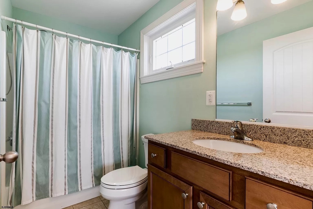Shared full bath for two queen rooms and bunkbed room