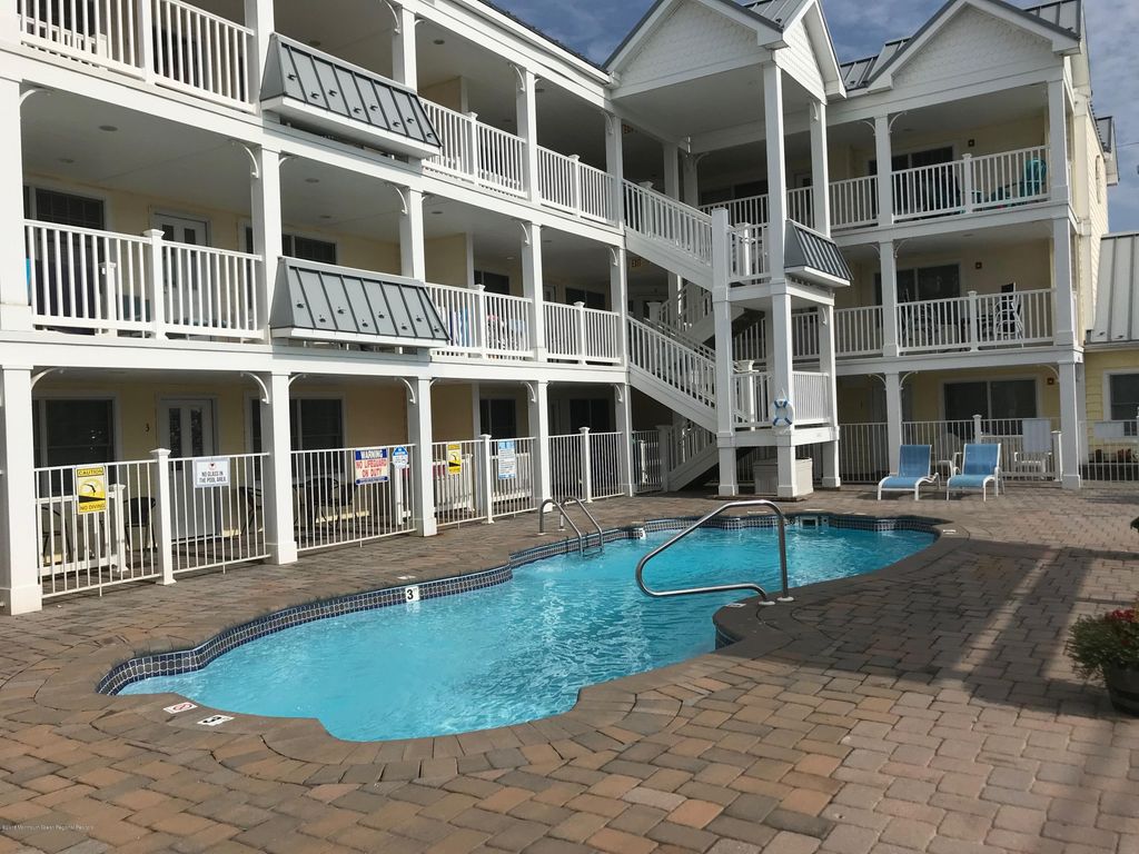 Large Ground Floor Condo w/Pool & 1 Block From Beach Lavallette, NJ