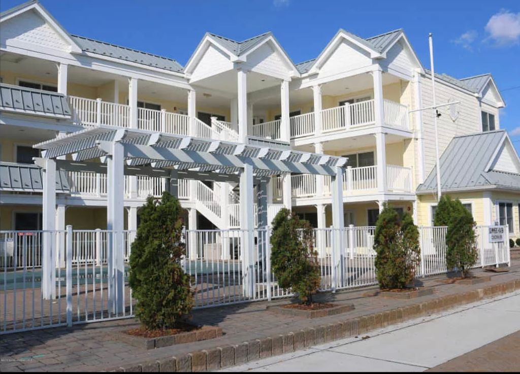 Large Ground Floor Condo w/Pool & 1 Block From Beach Lavallette, NJ