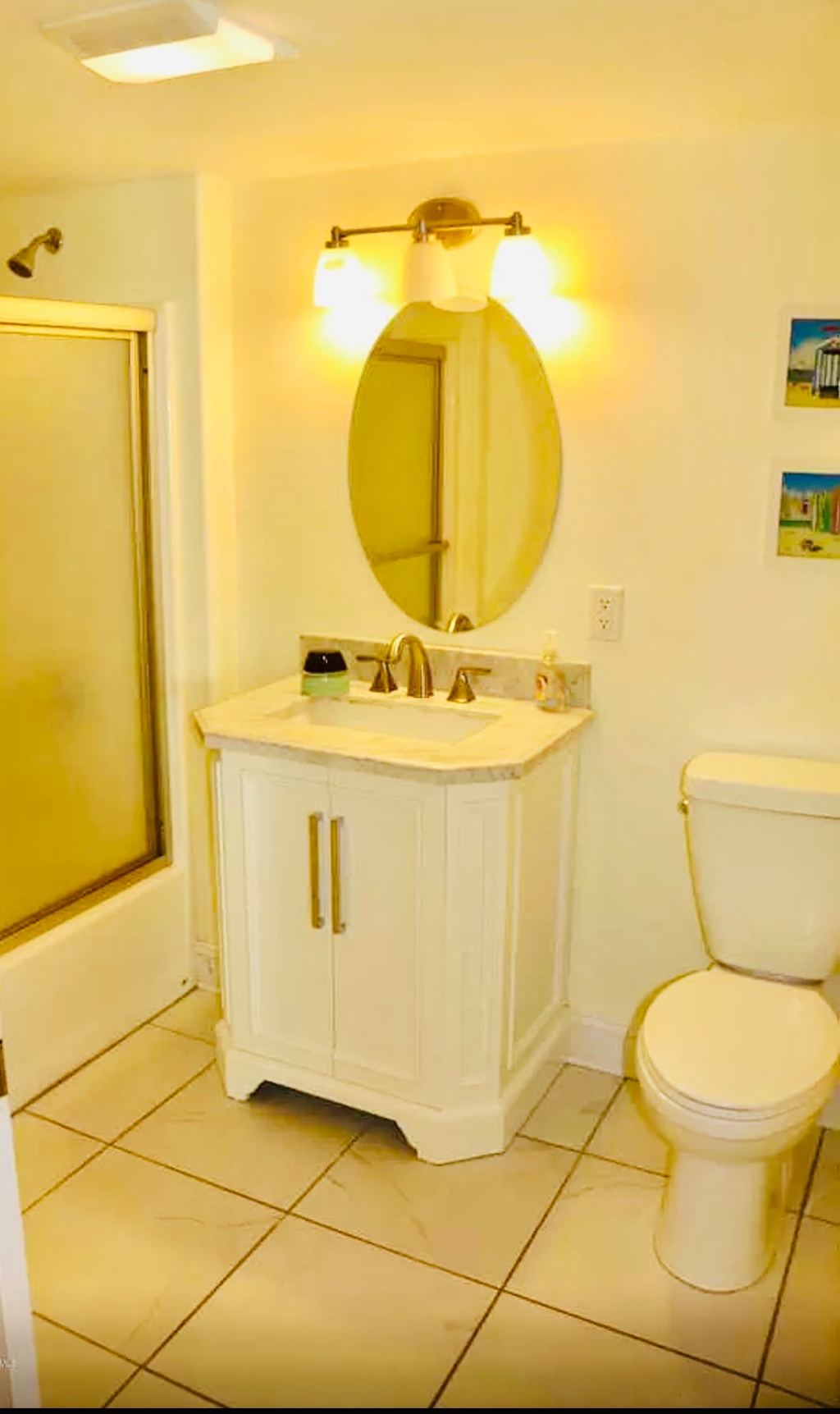Large guest bathroom with tub