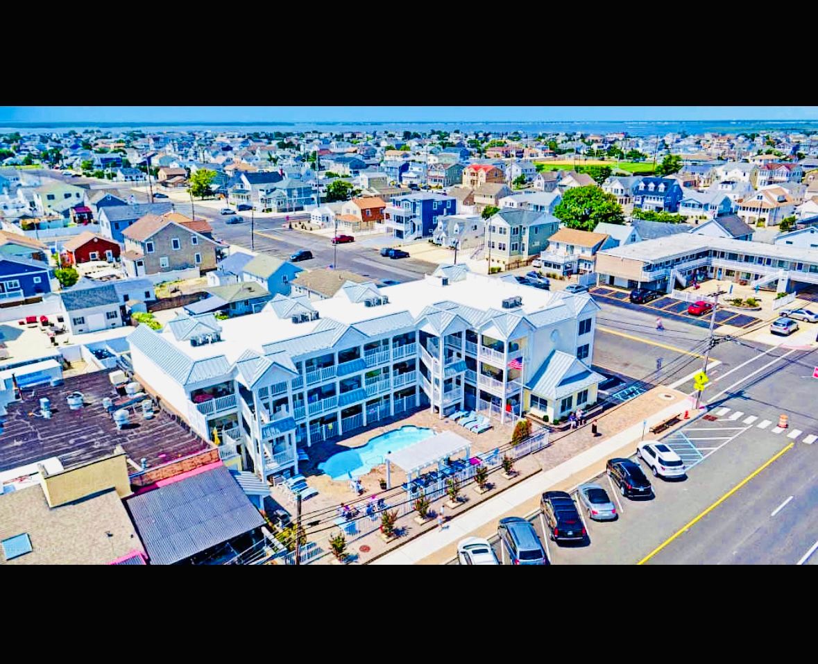 Large Ground Floor Condo w/Pool & 1 Block From Beach Lavallette, NJ