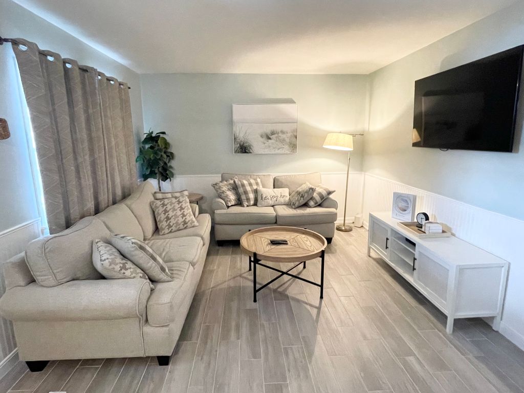 Beautiful Private Condo Newly Renovated steps to the beach