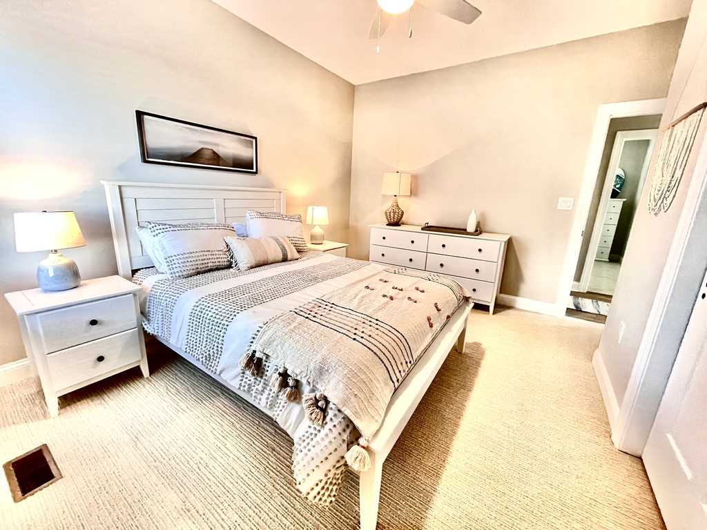 1st floor bedroom - queen