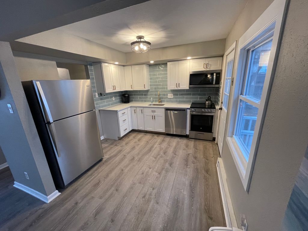 Beautiful Newly Renovated Private Getaway! Steps to beach and Park