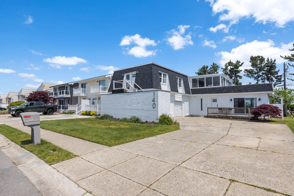 Beautiful Newly Renovated Private Getaway! Steps to beach and Park