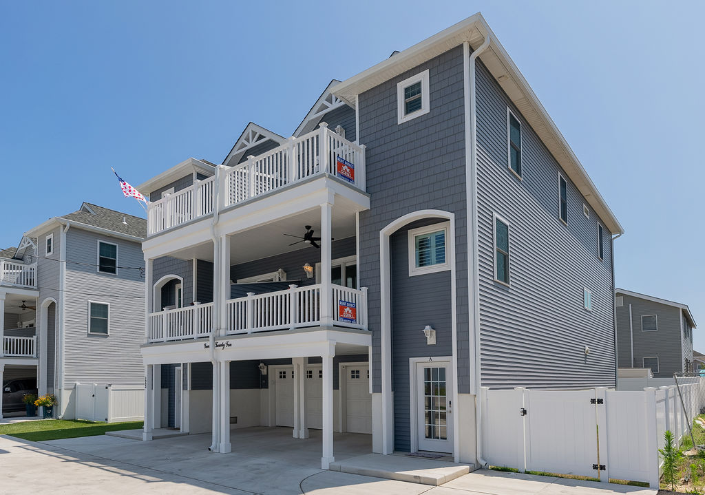 UPSCALE 3 LEVEL ANGLESEA HOME WITH STUNNING SUNSETS AMENITIES GALORE