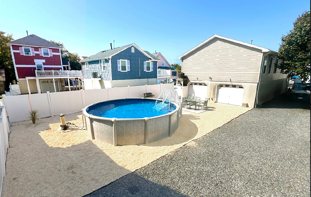 Backyard with 18&amp;rsquo; pool. Long driveway to fit all the cars!
