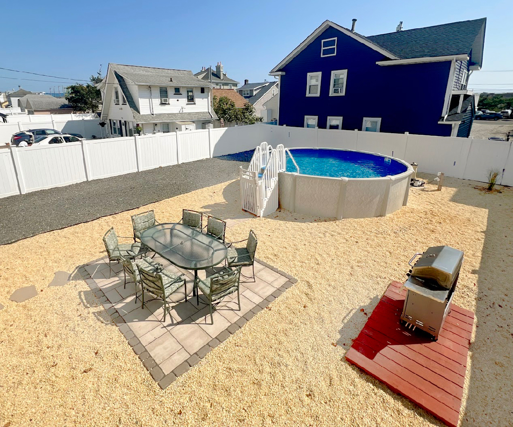 Backyard with 18&amp;rsquo; pool