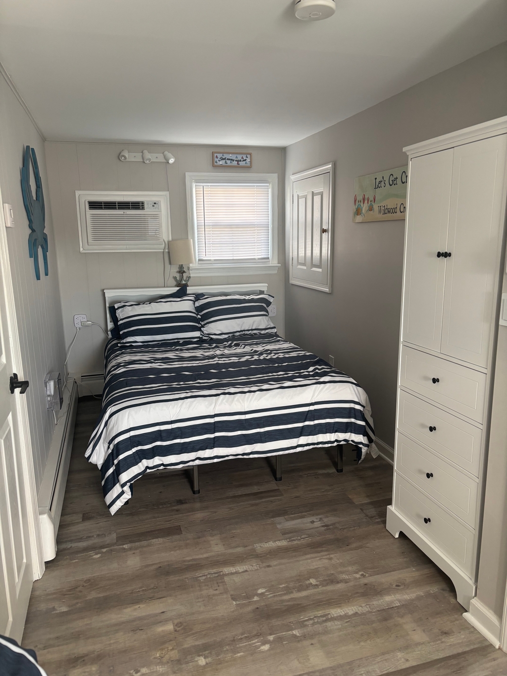 Upstairs full in room with twin