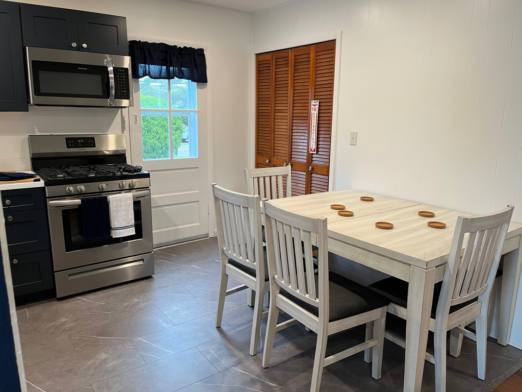 Kitchen table can expand - bench seat underneath