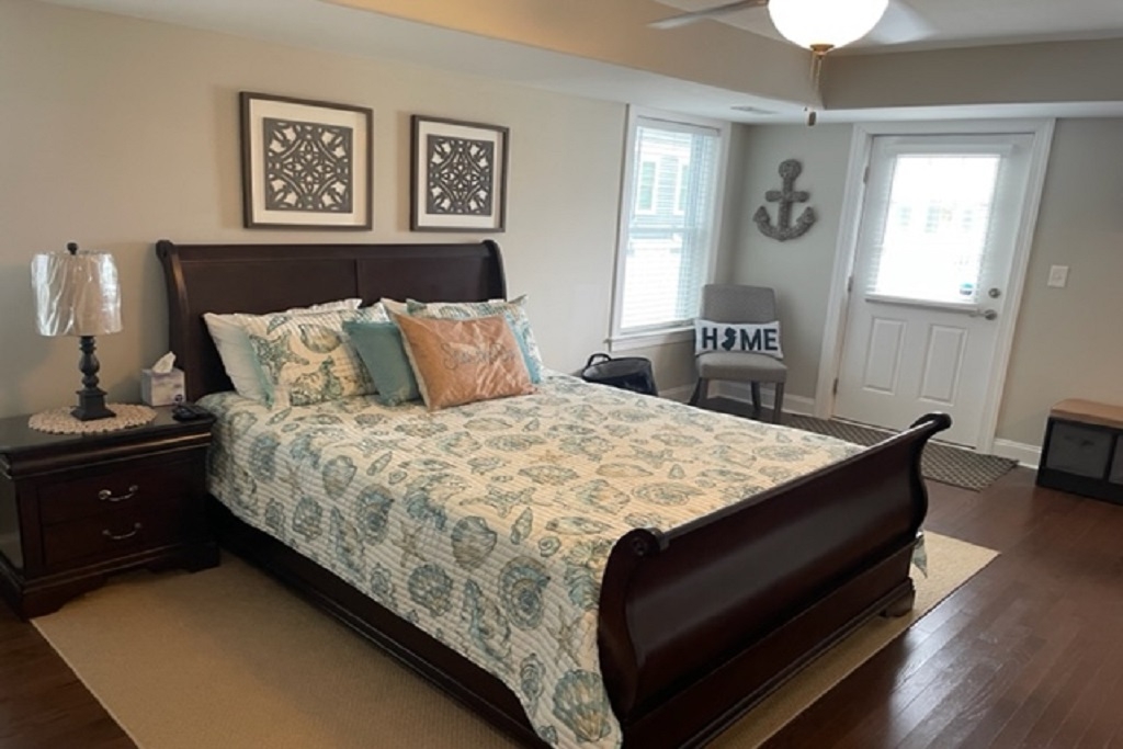 1st floor bedroom, Queen