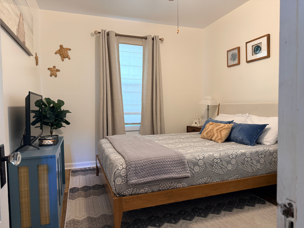 1st Floor Queen Bedroom