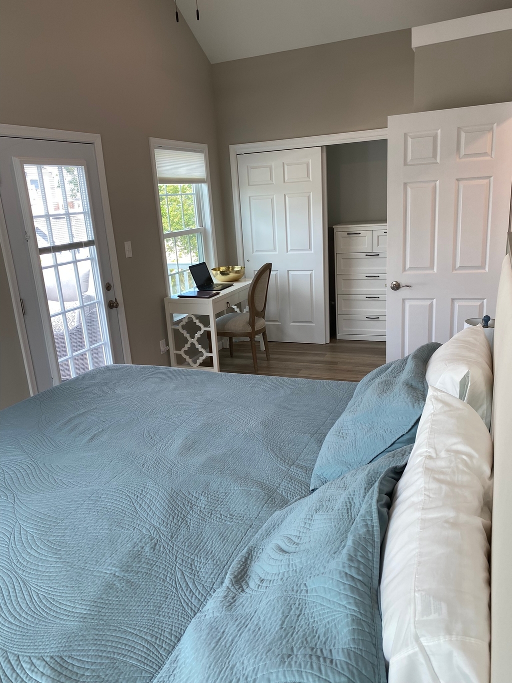 Master bedroom - King bed 