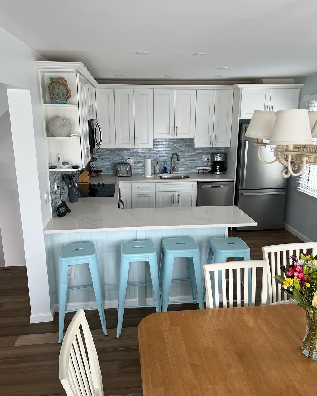 Kitchen with peninsula seating